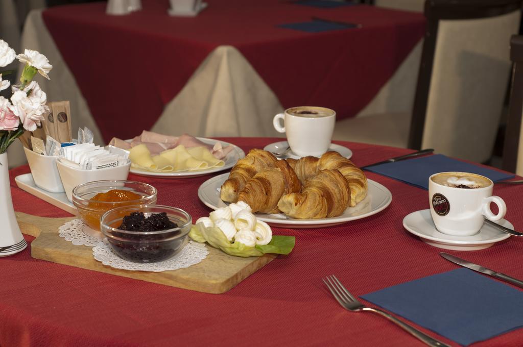 Hotel Brindor Poirino Екстер'єр фото