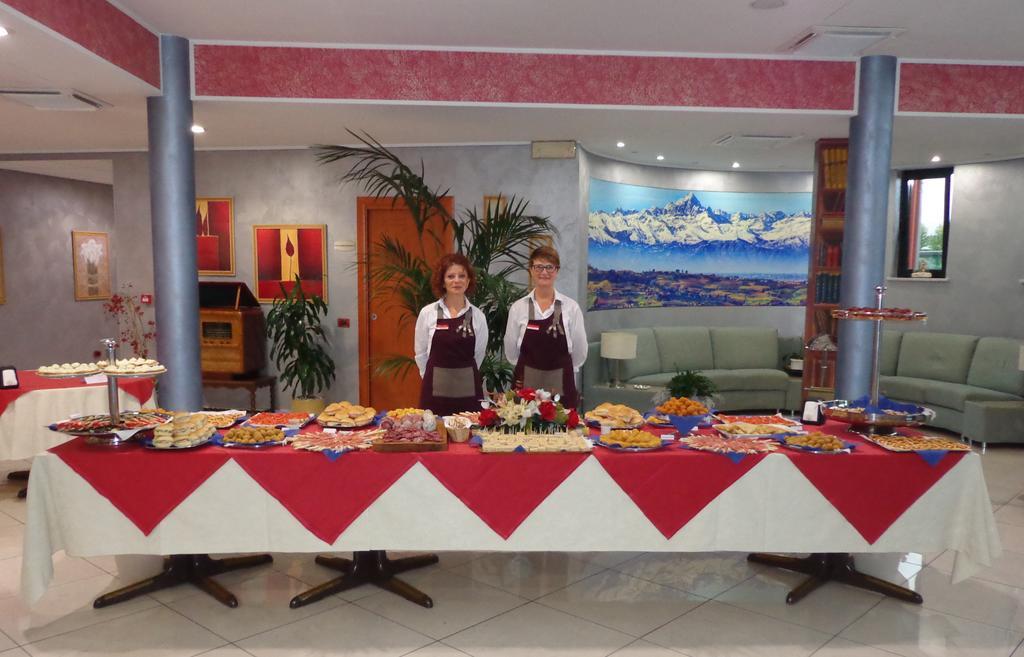 Hotel Brindor Poirino Екстер'єр фото