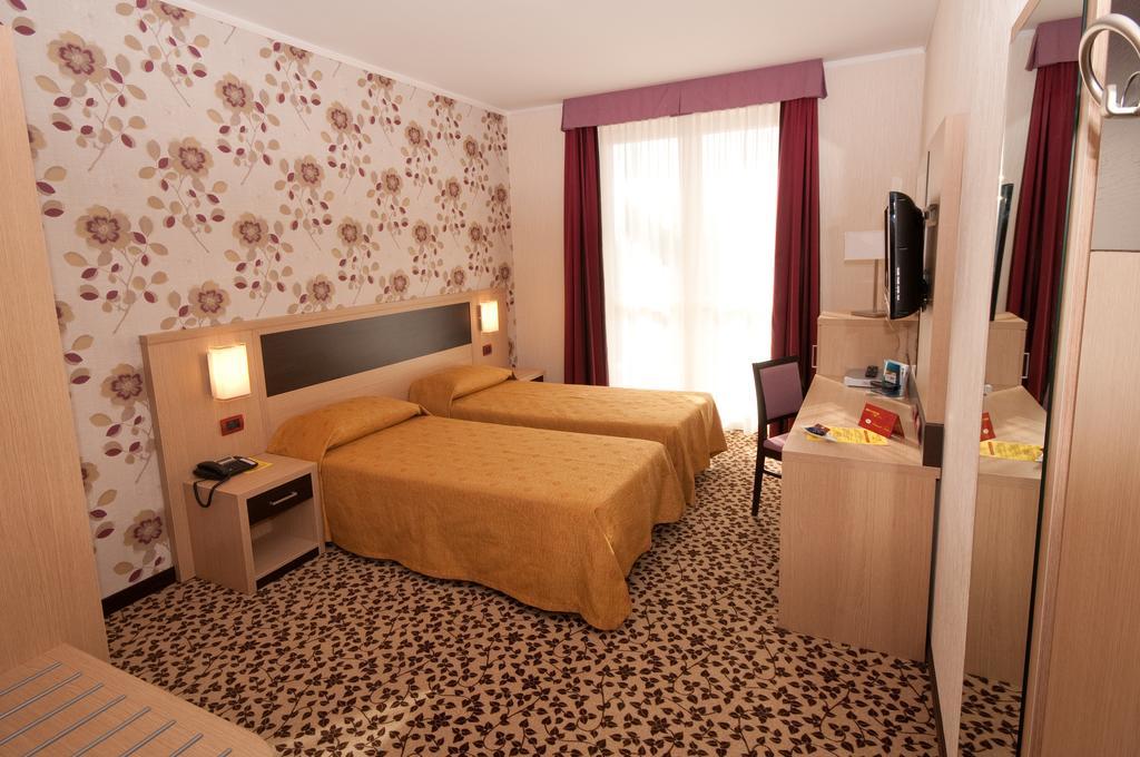 Hotel Brindor Poirino Екстер'єр фото