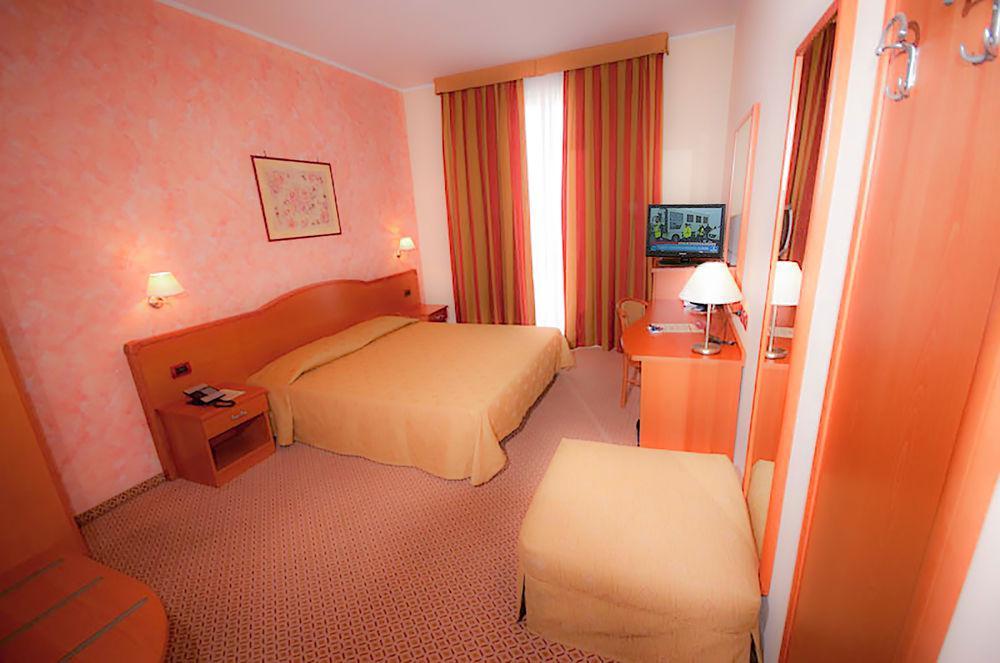 Hotel Brindor Poirino Екстер'єр фото