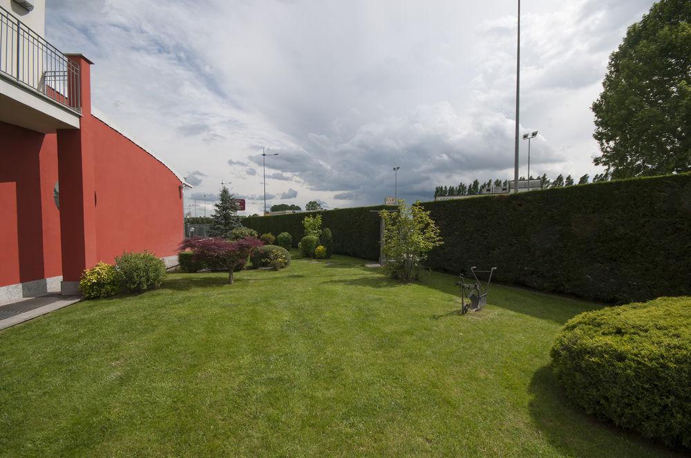 Hotel Brindor Poirino Екстер'єр фото