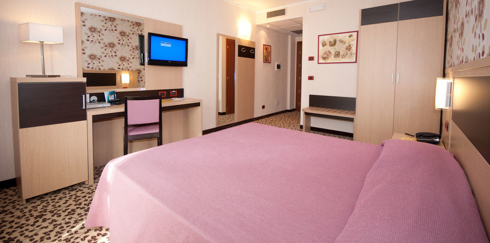Hotel Brindor Poirino Екстер'єр фото
