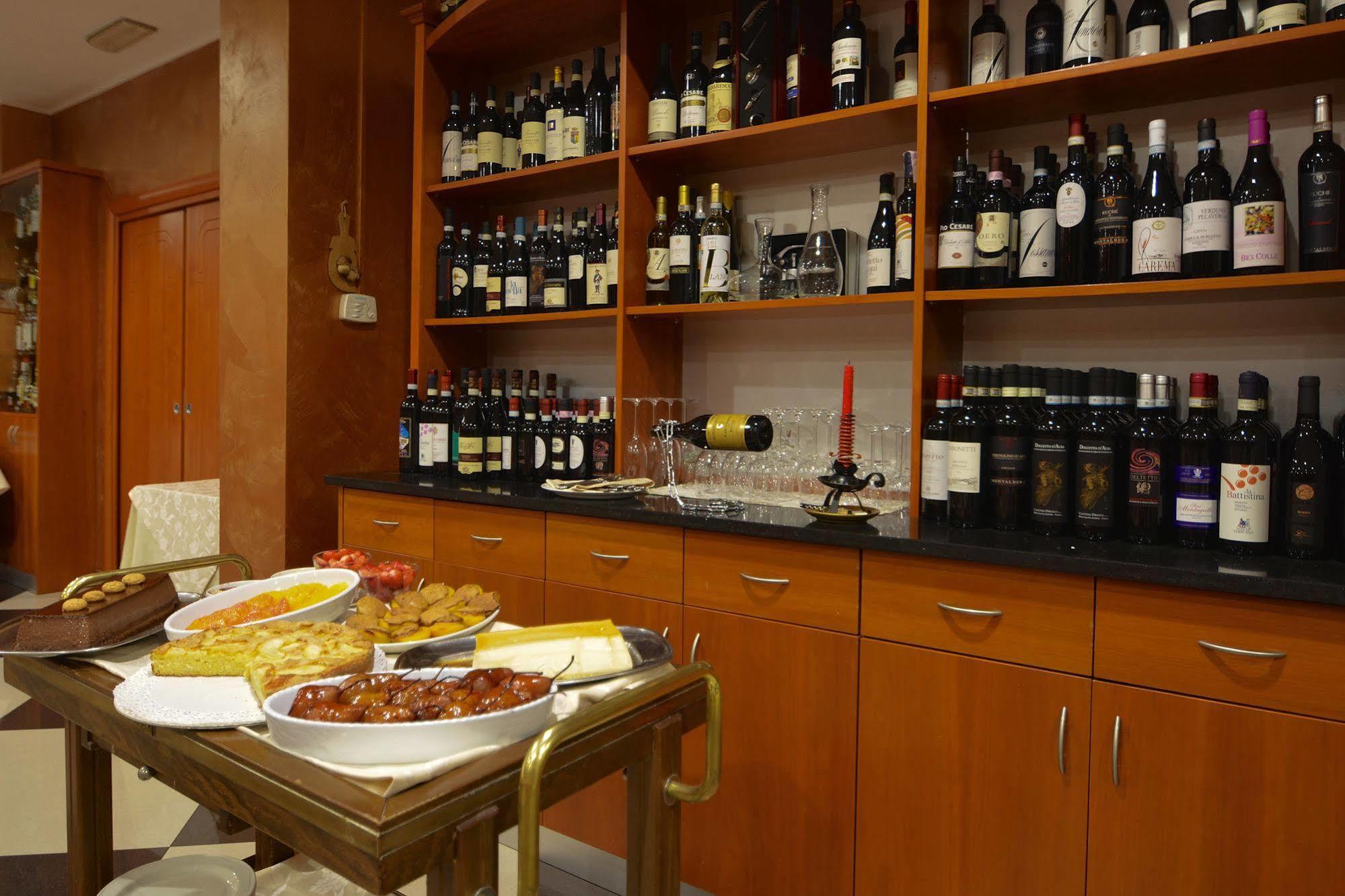 Hotel Brindor Poirino Екстер'єр фото