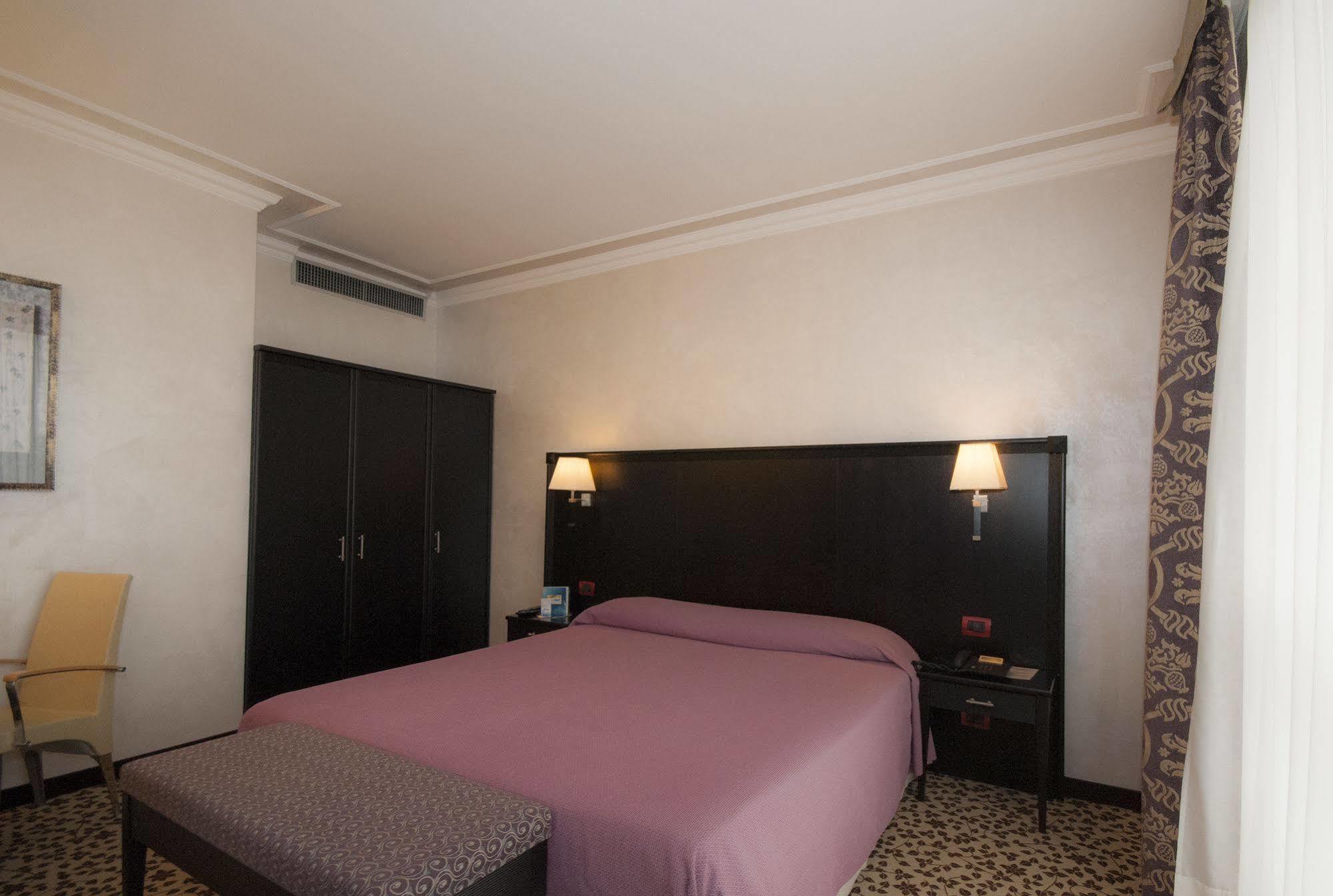 Hotel Brindor Poirino Екстер'єр фото