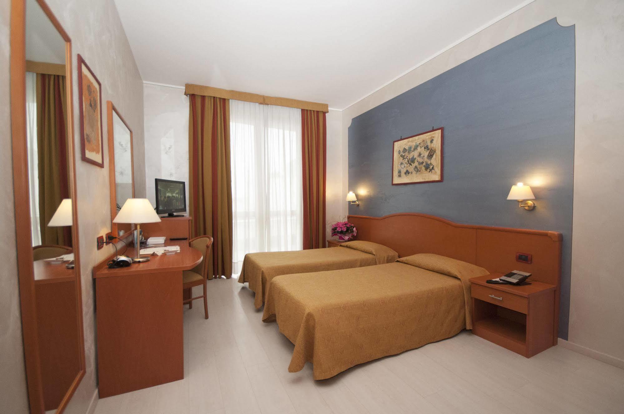 Hotel Brindor Poirino Екстер'єр фото