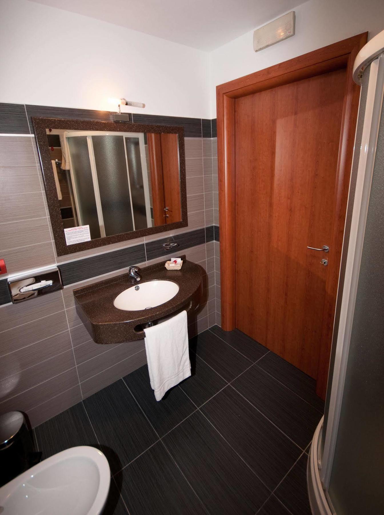 Hotel Brindor Poirino Екстер'єр фото