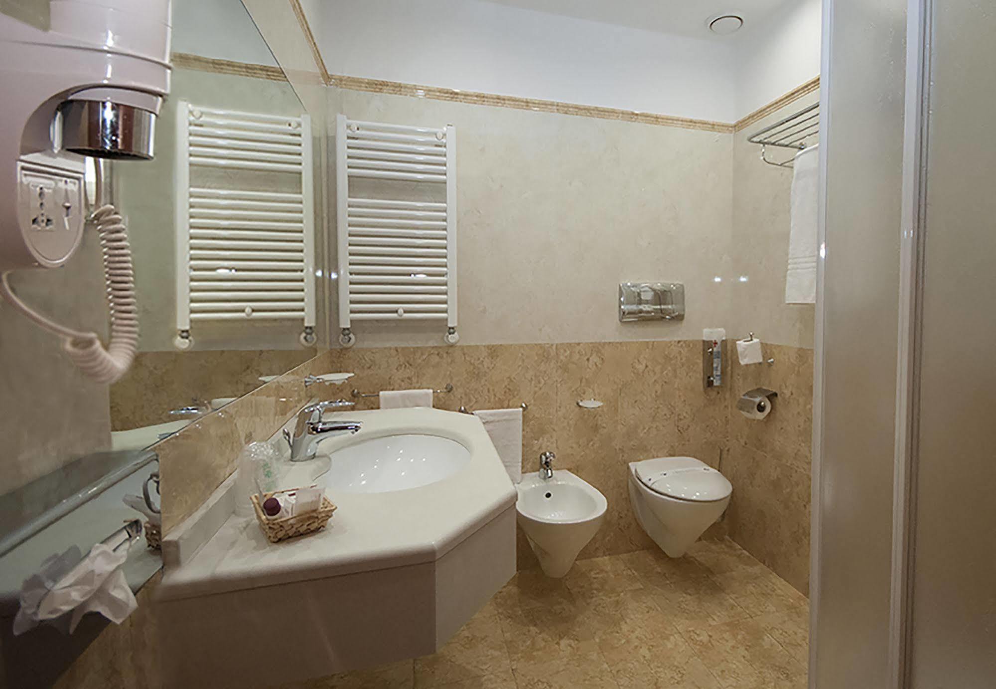 Hotel Brindor Poirino Екстер'єр фото