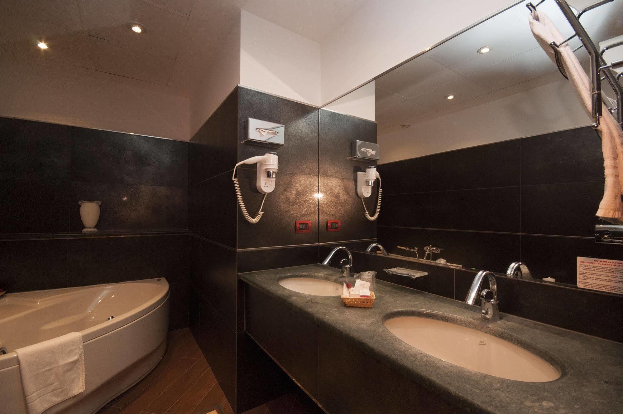 Hotel Brindor Poirino Екстер'єр фото