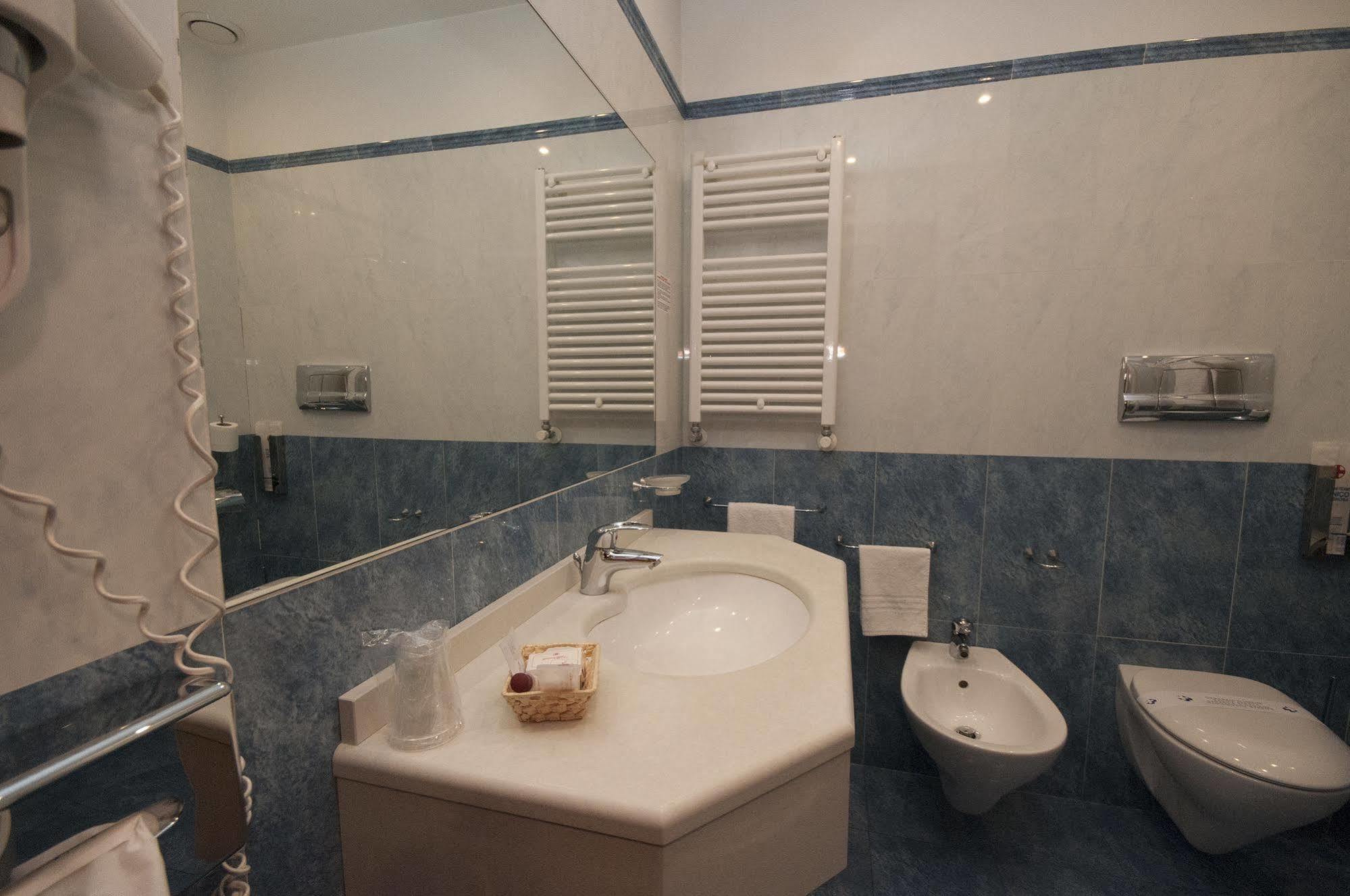 Hotel Brindor Poirino Екстер'єр фото