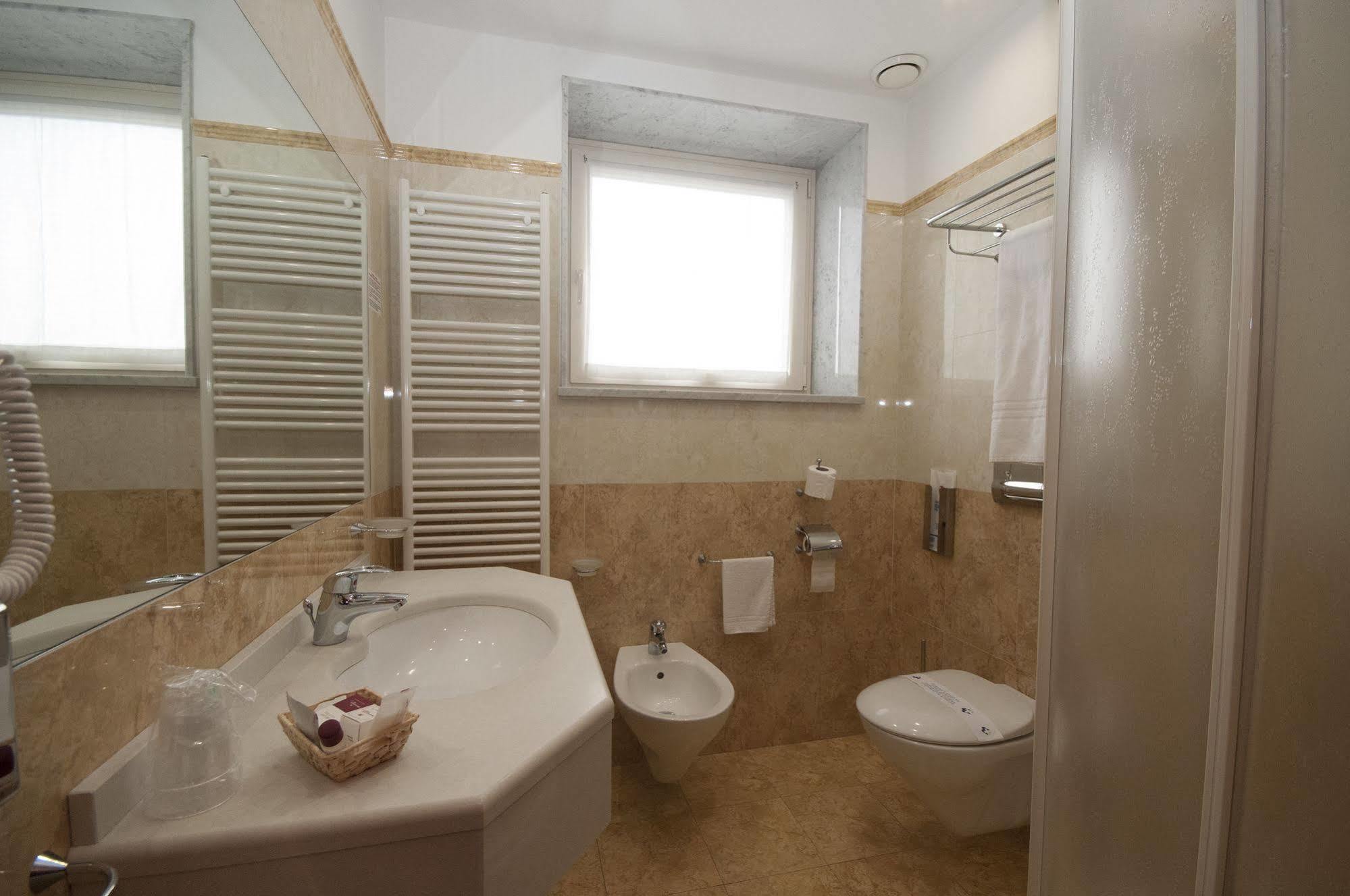 Hotel Brindor Poirino Екстер'єр фото