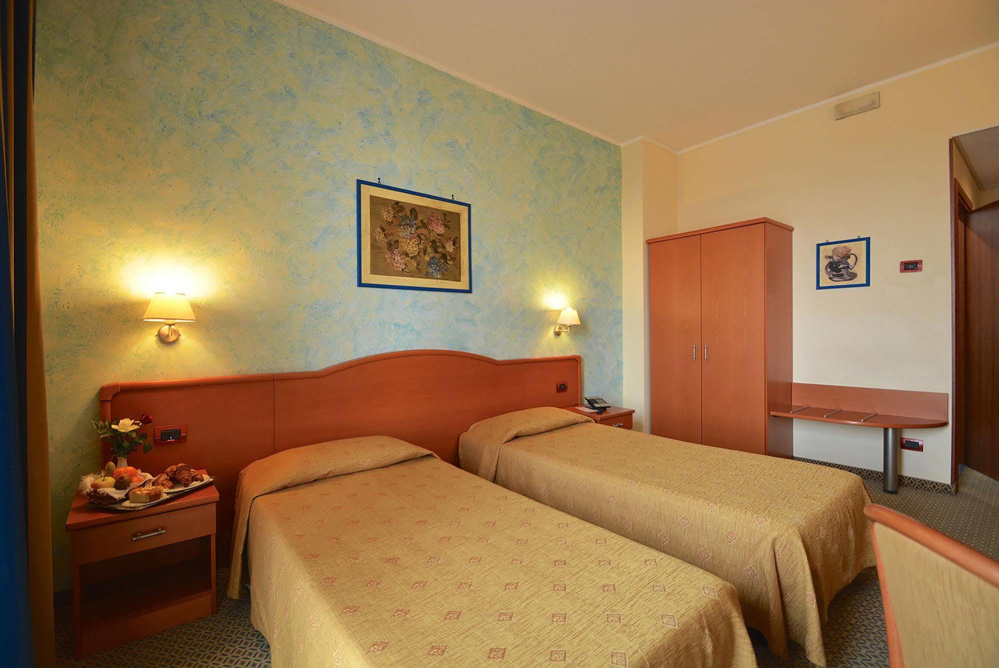Hotel Brindor Poirino Екстер'єр фото