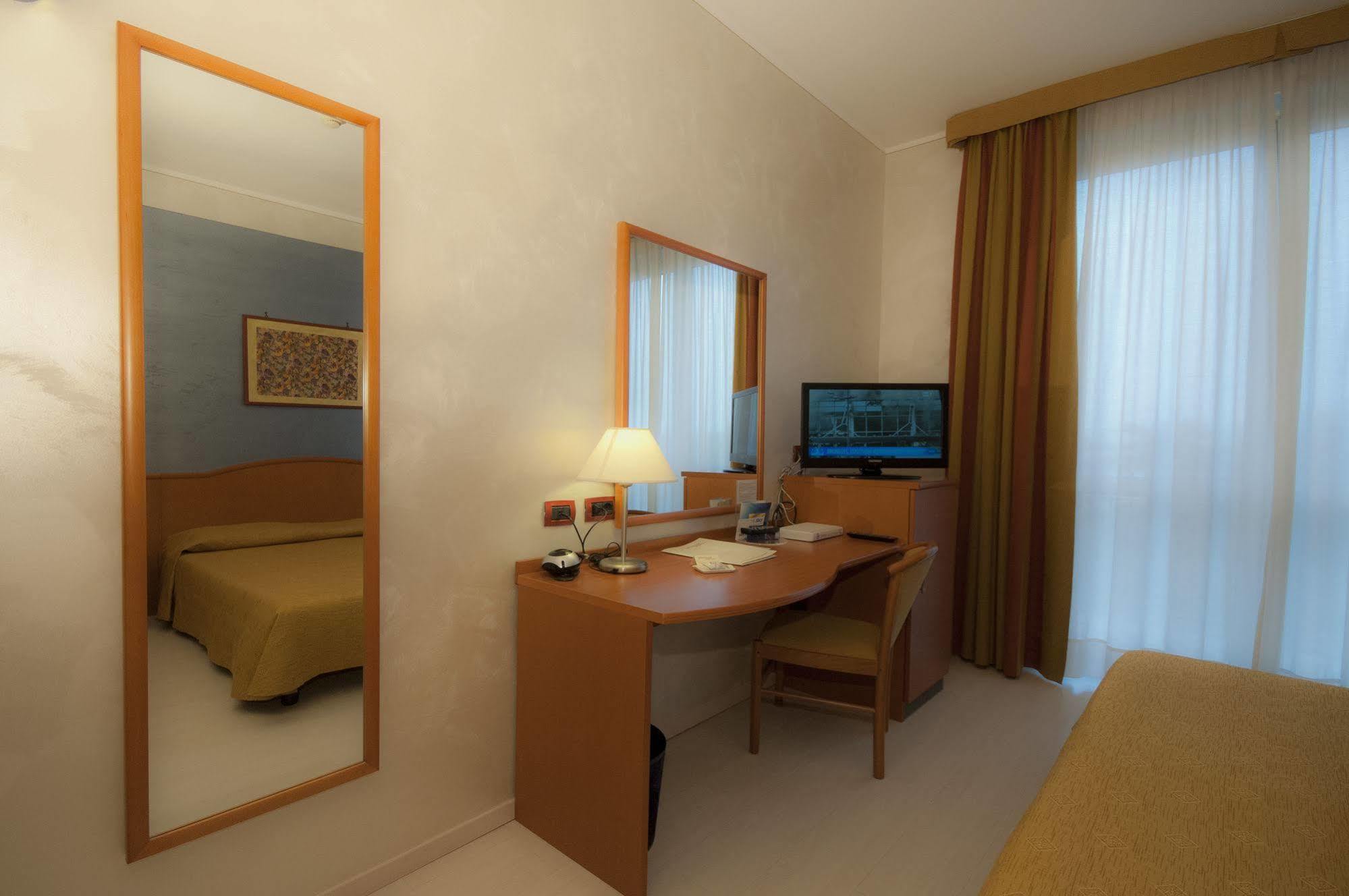 Hotel Brindor Poirino Екстер'єр фото