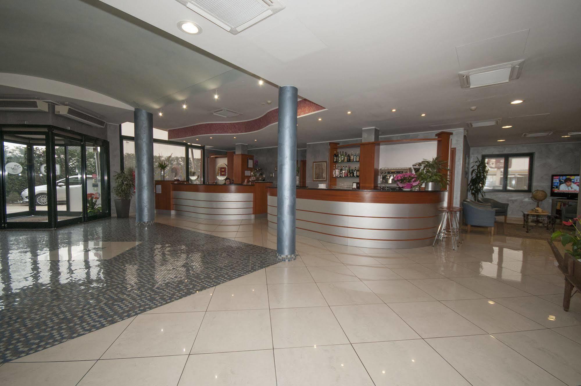 Hotel Brindor Poirino Екстер'єр фото