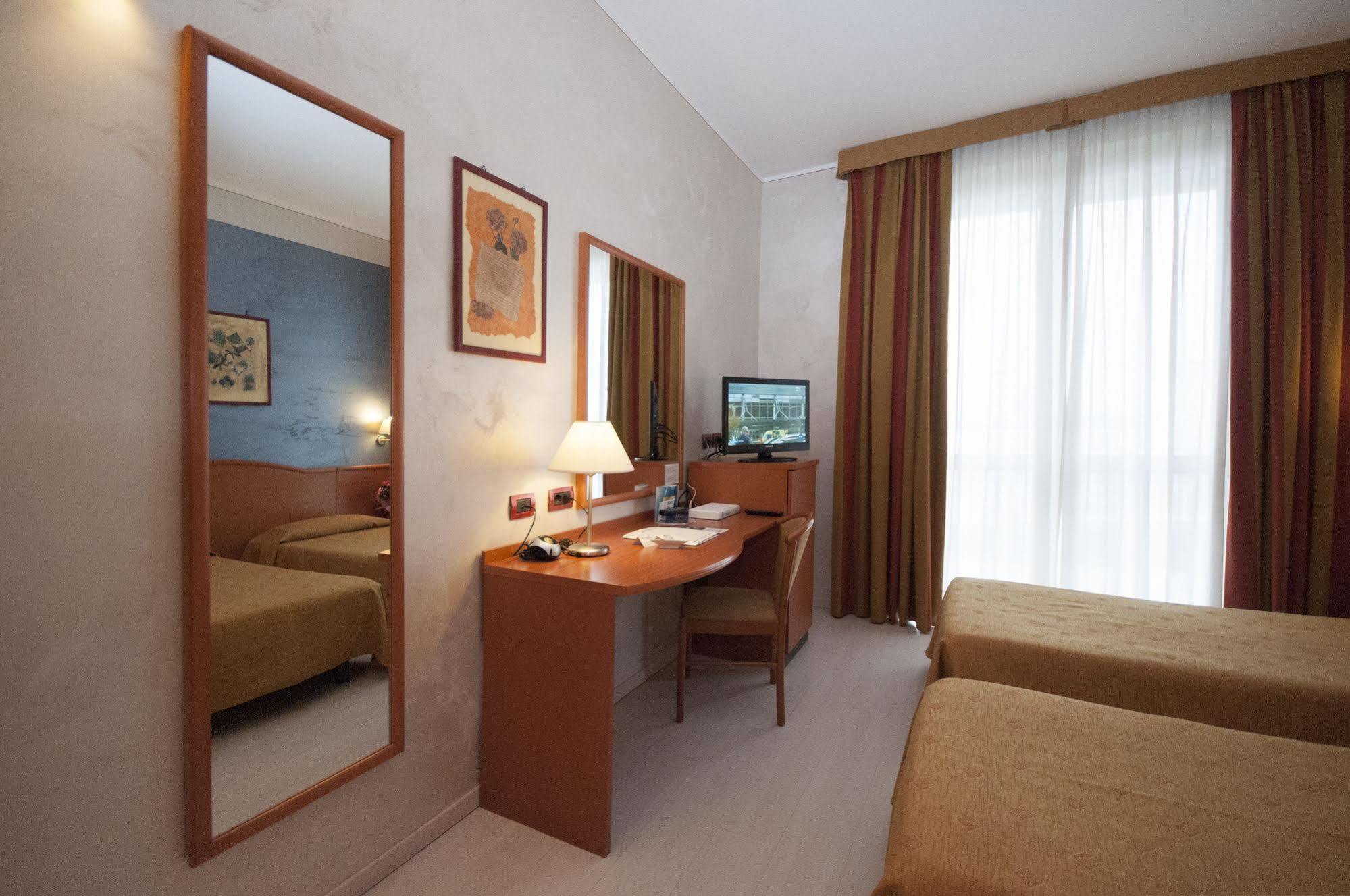 Hotel Brindor Poirino Екстер'єр фото